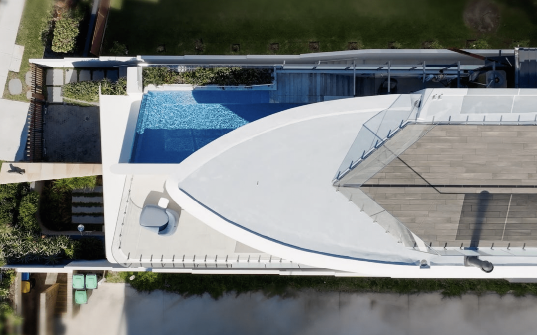 Log in! The four-story beachfront “houseboat” is dazzling in the market